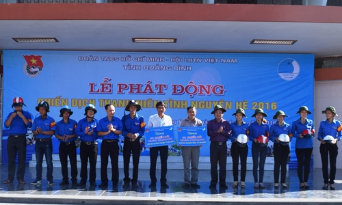 Lãnh đạo Tỉnh Đoàn và thị xã Ba Đồn trao 2 chiếc đò cho 2 xã Quảng Thuận và Quảng tiên, thị xã Ba Đồn