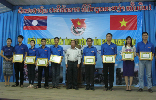 Tặng Bằng khen cho các tập thể và cá nhân đã có thành tích xuất sắc trong việc tổ chức Chiến dịch Thanh niên tình nguyện tại tỉnh Savannakhet - Lào giai đoạn 2006 - 2016