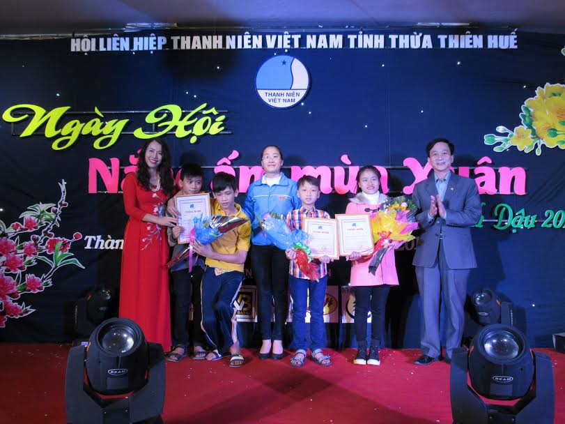 Ban tổ chức trao giải cho các đơn vị đoạt giải thưởng của hội thị "Điều ước của em"