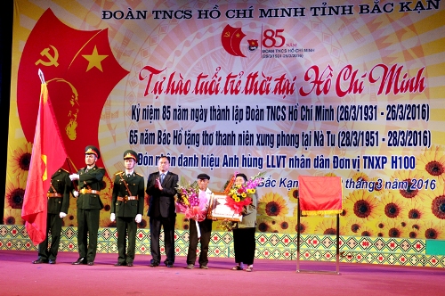 Đồng chí Nguyễn Văn Du - Ủy viên TW Đảng, Bí thư Tỉnh ủy, Chủ tịch HĐND tỉnh trao Danh hiệu Anh hùng LLVT nhân dân cho cựu TNXP Bắc Kạn thuộc đơn vị H100.