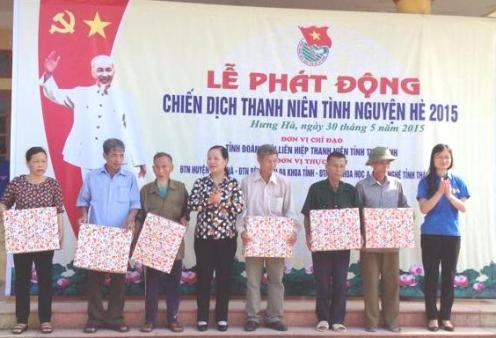 Lãnh đạo Tỉnh đoàn và lãnh đạo Huyện ủy Hưng Hà tặng quà cho các gia đình chính sách, hộ nghèo.
