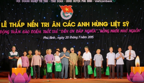 Đồng chí Dương Ngọc Long – Phó Bí thư Tỉnh ủy, Chủ tịch UBND tỉnh trao các phần quà cho các Mẹ Việt Nam anh hùng, thân nhân các gia đình thương binh, liệt sỹ
