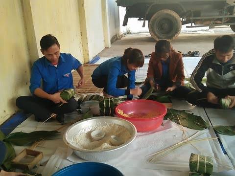 Hoạt động gói bánh chưng tặng cách gia đình có hoàn cảnh khó khăn là hoạt động thường niên mỗi dịp tết cổ truyền dân tộc của tuổi trẻ thành phố Thái Nguyên