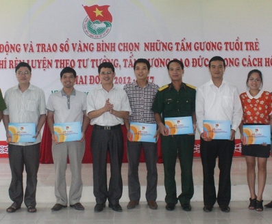 Đồng chí: Trần Việt Cường, Quyền Bí thư Tỉnh Đoàn trao sổ vàng cho các huyện, thị, thành Đoàn và Đoàn trực thuộc. 