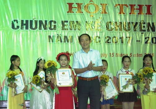 Đồng chí Nguyễn Văn Nhang, Phó Trưởng Ban Dân vận Tỉnh ủy trao giải Nhất cho thí sinh Vũ Hải Yến (huyện Tứ Kỳ)