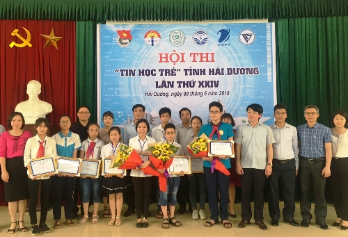 Ban Tổ chức chụp ảnh cùng các thí sinh đạt giải cùng Hội thi Tin học trẻ tỉnh lần thứ XIV, năm 2018