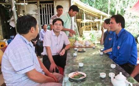 Đ/c Nguyễn Thành Lương – Phó Bí thư Tỉnh đoàn thăm hỏi gia đình các em nhỏ bị nạn
