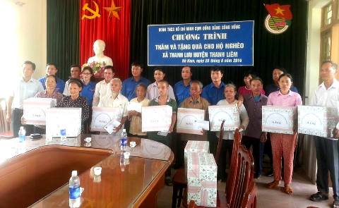 Các đại biểu thăm và tặng quà các hộ nghèo  tại xã Thanh Lưu - Thanh Liêm - Hà Nam