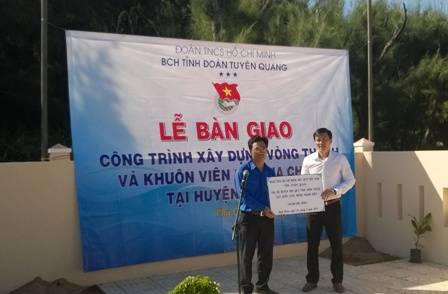 Đ/c Vũ Quang Thắng - Phó Bí thư thường trực Tỉnh đoàn Tuyên Quang trao số tiền hỗ trợ cho Huyện đoàn Phú Quý