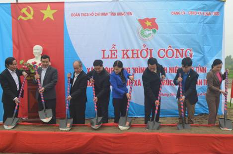 Các đồng chí đại biểu khởi công CTTN xây lớp mầm non tại xã Xuân Trúc huyện Ân Thi