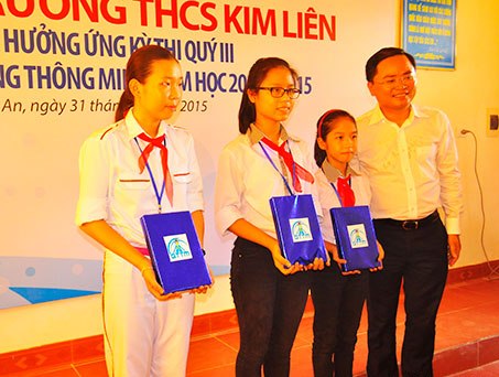   Bí thư T.Ư đoàn Nguyễn Anh Tuấn trao thưởng cho học sinh xuất sắc trong kỳ thi quý II	 