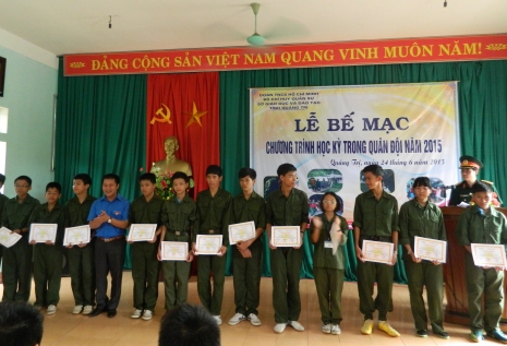 Ban Tổ chức trao Giấy chứng nhận cho các học viên