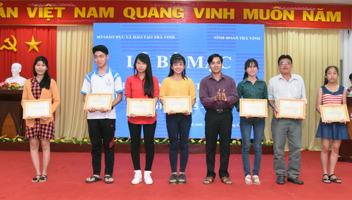 Đồng chí Phạm Viết Thạch, Trưởng Ban Thanh thiếu nhi Trường học Tỉnh đoàn trao bằng khen cho các đơn vị đạt giải tại hội thi