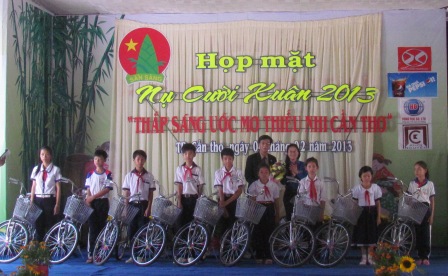 Đ/c Trần Thị Vĩnh Nghi - UVBTV TW Đoàn – Bí thư Thành Đoàn Cần Thơ và đại diện đơn vị tài trợ trao 9 xe đạp cho các em học sinh vượt khó học tốt.