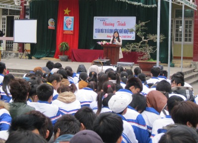 Đồng chí Nguyễn Thị Thu Hà, Phó Bí thư Tỉnh Đoàn Quảng Ninh giới thiệu về tình hình phát triển KT-XH của tỉnh và nhu cầu nguồn nhân lực trong những năm tới.