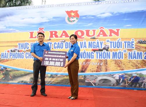  Đồng chí Trần Quang Tường - Bí thư Thành đoàn Hải Phòng trao tặng kinh phí hỗ trợ cho Huyện đoàn Tiên Lãng