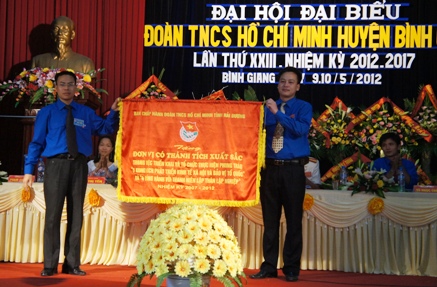 Bí thư Tỉnh Đoàn Hải Dương Hoàng Quốc Thưởng tặng cờ thi đua cho huyện Đoàn Bình Giang
