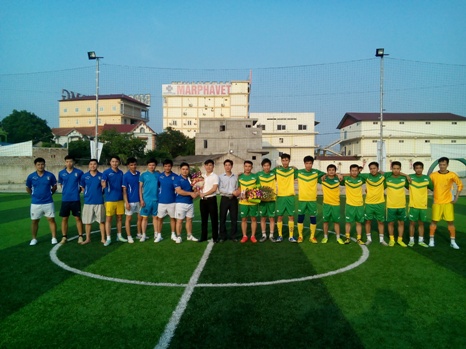 Thanh niên công nhân tham gia giao lưu bóng đá trong Ngày hội