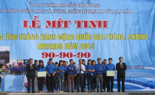 Ban Tổ chức tặng quà Đội TNTN tuyên truyền phòng, chống HIV/AIDS