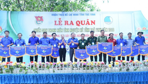 Ban Chỉ huy chiến dịch trao cờ lưu niệm cho các đơn vị tham gia chiến dịch