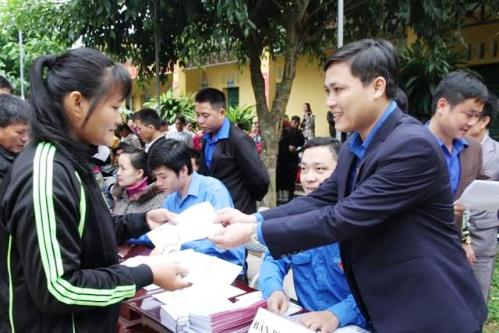 Đ/c Hoàng Văn Thanh - Phó Bí thư Tỉnh đoàn trao suất quà tết cho người nghèo tại huyện Quan Sơn