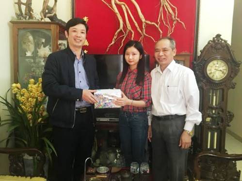 Đ/c Lê Văn Trung – Tỉnh ủy viên, Bí thư Tỉnh đoàn tặng quà cho tân binh Nguyễn Thị Tuyết