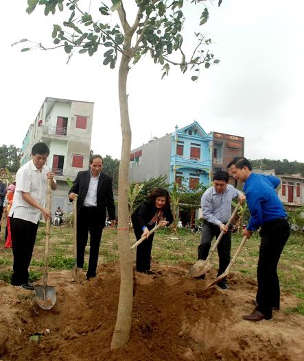 Các đại biểu tham gia trồng cây tại khuôn viên Trường Mầm non cho con em công nhân tại thôn Thái Bảo, xã Nam Sơn.