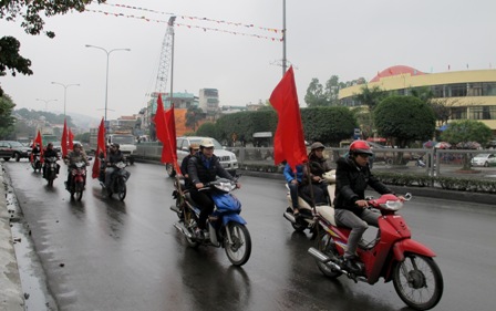 : Đoàn tuyên truyền lưu động tuần hành tuyên truyền cho người dân về việc đảm bảo TTATGT trong dịp Tết Nguyên đán Quý Tỵ 2013