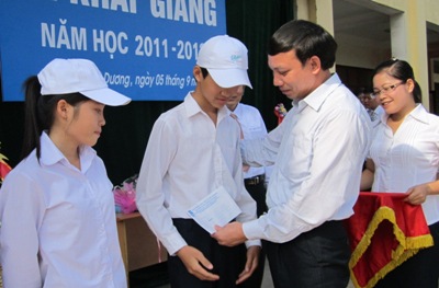 Đồng chí Nguyễn Xuân Ký, Bí thư Tỉnh Đoàn tặng quà cho học sinh nghèo, vượt khó học giỏi của trường THPT Mông Dương