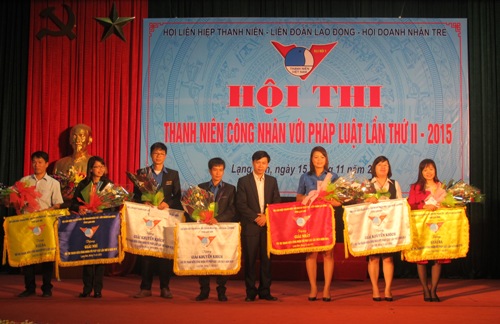 Đ/c Nguyễn Hoàng Tùng – Tỉnh ủy viên, Bí thư Tỉnh Đoàn trao giải Nhất cho đội thi Công ty Than Na Dương