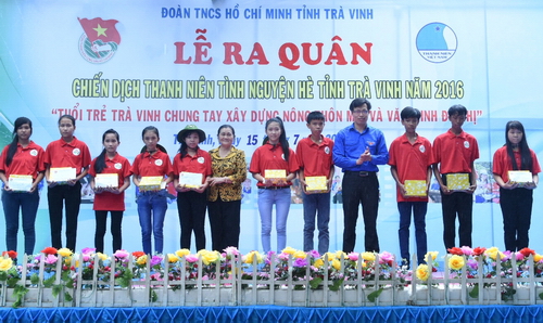 Đ/c Nguyễn Minh Thơ - Ủy viên Thường vụ, Trưởng ban Thanh niên xung phong Trung ương Đoàn tặng học bổng cho học sinh nghèo hiếu học tại lễ ra quân