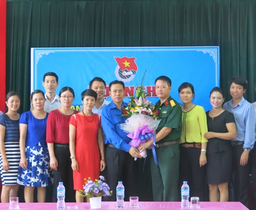 các đồng chí trong BCH Tỉnh đoàn khóa XII chia tay đồng chí Hoàng Quốc Thưởng, Phó Trưởng đoàn Đại biểu Quốc hội chuyên trách tỉnh Hải Dương