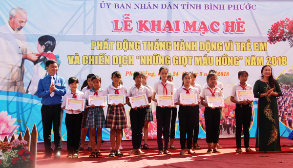 Lãnh đạo tỉnh trao tặng học bổng Vừ A Dính cho các em thiếu nhi vượt khó học giỏi