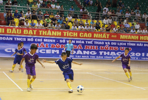  trận đấu khai mạc giữa đội tuyển BĐND U10 huyện Gia Lộc và đội tuyển BĐNĐ huyện Kinh Môn