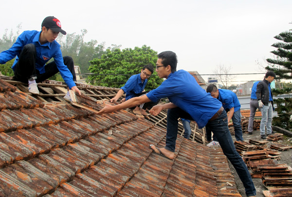 ĐVTN huyện Vân Đồn giúp đỡ nhân dân vùng giải phóng mặt bằng di chuyển cơ sở vật chất đến nơi ở mới