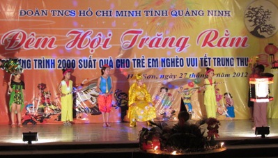 : Các tiết mục văn nghệ của các em trong Đêm hội trăng rằm tổ chức tại thôn Pò Hèn, xã Hải Sơn.
