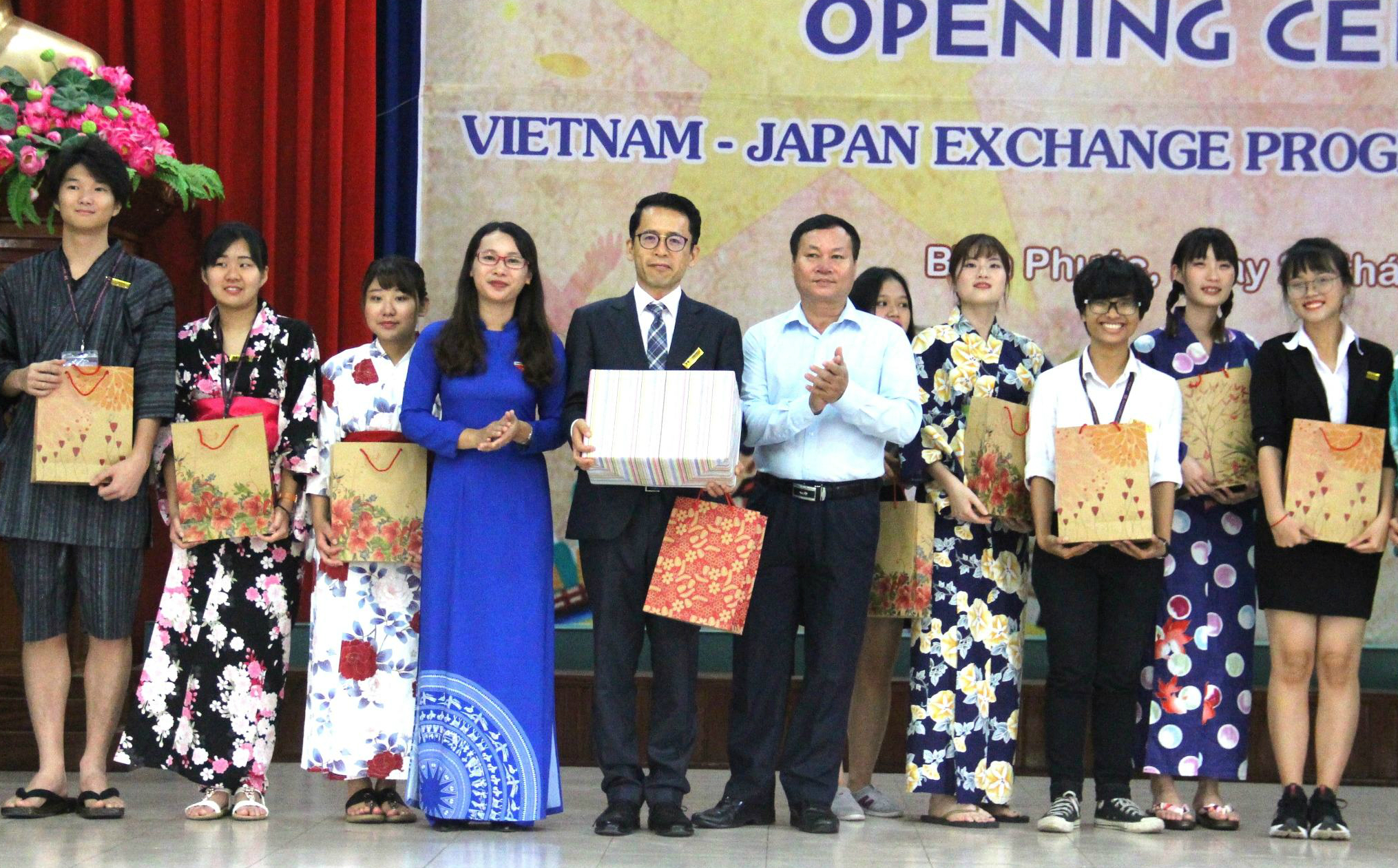 Lãnh đạo tỉnh tặng quà lưu niệm cho đoàn đại biểu sinh viên Việt - Nhật tại Lễ Khai mạc.