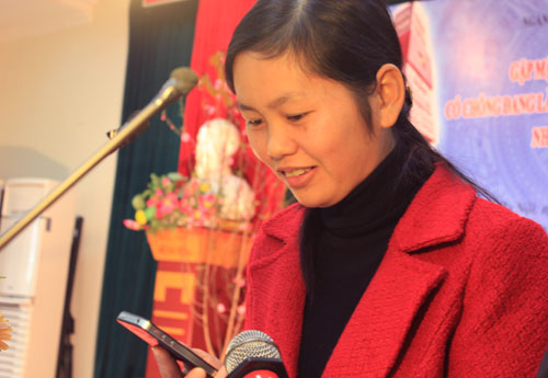 Chị Lê Thị Linh xúc động khi được trực tiếp trò chuyện với chồng đang ở Trường Sa. Ảnh: Hoàng Phương.
