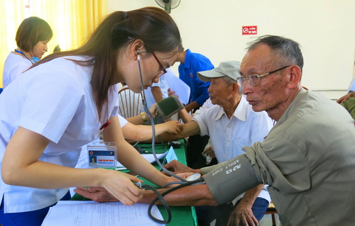 Khám bệnh và phát thuốc miễn phí cho các gia đình chính sách tại xã Vĩnh Lập (huyện Thanh Hà)