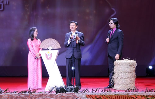 Ông Phan Tấn Bện, Giám đốc Công ty TNHH một thành viên Cơ khí nông nghiệp Phan Tấn trình bày mô hình máy cuốn rơm của mình.