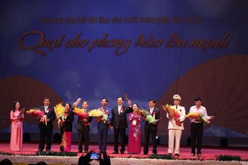  Thủ tướng Chính phủ Nguyễn Tấn Dũng tặng hoa, quạt cho các điển hình tham gia giao lưu.