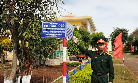  Chính ủy Nguyễn Hồng Ngân giới thiệu về con đường mang tên những chiếc xe tăng lập nhiều chiến công.