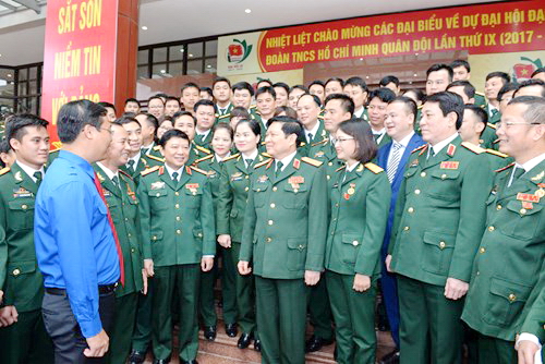 Đại tướng Ngô Xuân Lịch, Thượng tướng Lương Cường cùng lãnh đạo Tổng cục Chính trị, lãnh đạo Trung ương Đoàn TNCS Hồ Chí Minh, trò chuyện với các đại biểu tham dự Đại hội. 