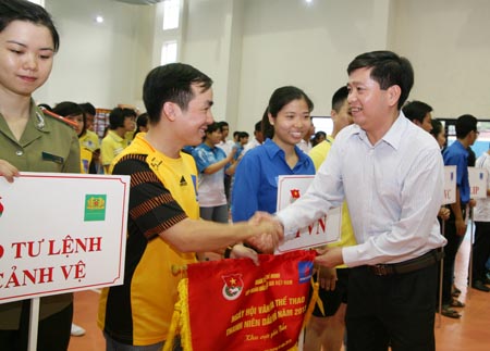 Đồng chí Nguyễn Long Hải, Bí thư Trung ương Đoàn TNCS Hồ Chí Minh tặng cờ lưu niệm cho Đoàn Thanh niên PVC