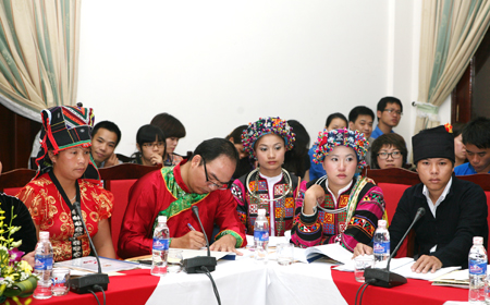Các đại biểu dân tộc tham gia hội thảo