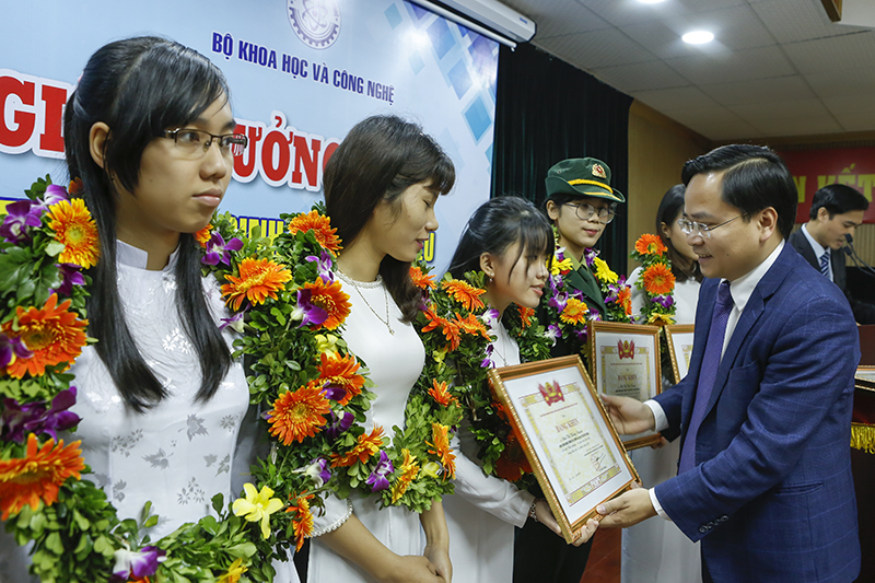 Đồng chí Nguyễn Anh Tuấn, Bí thư Trung ương Đoàn trao Bằng khen co Nữ sinh viên xuất sắc trong lĩnh vực kỹ thuật tại buổi lễ