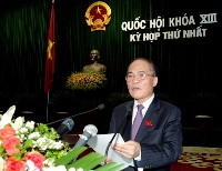 Phó Thủ tướng Thường trực Nguyễn Sinh Hùng trình bày báo cáo của Chính phủ tại phiên khai mạc Kỳ họp thứ nhất Quốc hội Khóa XIII