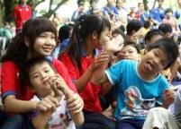 Niềm vui của các em khuyết tật bên các thanh niên tình nguyện. ảnh nguồn baotintuc.vn