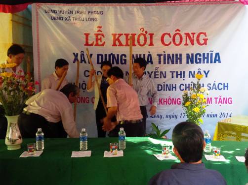 Toàn cảnh lễ khởi công xây dựng nhà tình nghĩa cho gia đình bà Nguyễn Thị Nậy