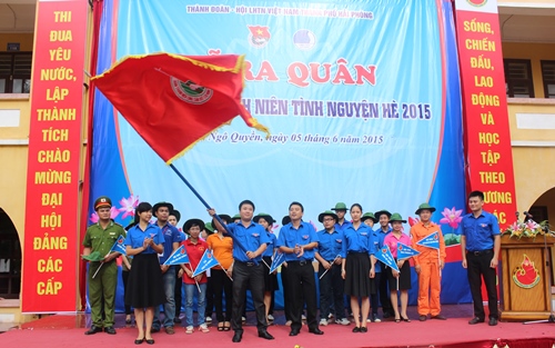 Đồng chí Trần Quang Tường – Bí thư Thành đoàn Hải Phòng trao cờ phát động Lễ ra quân